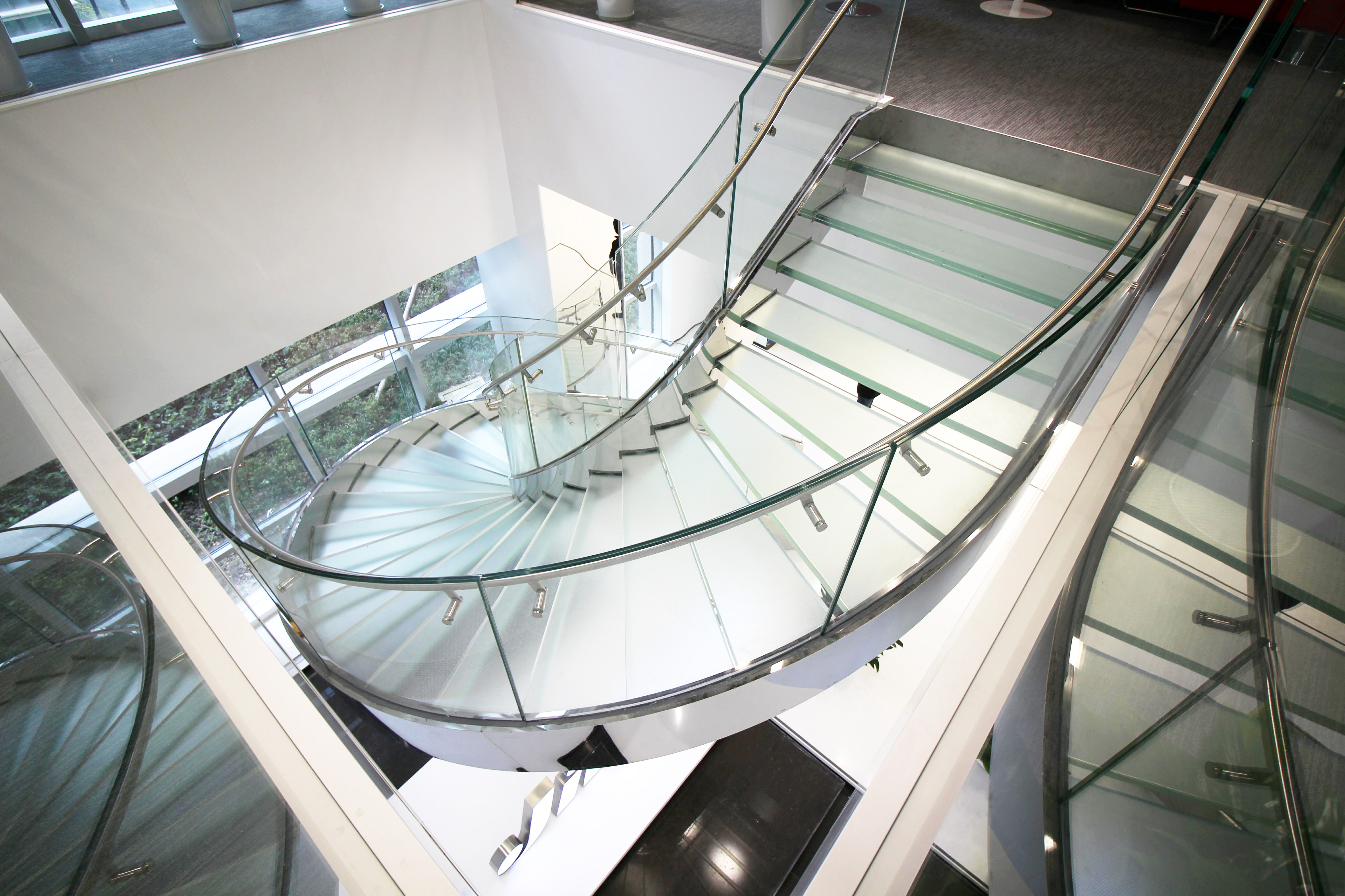 镂空弧形玻璃楼梯